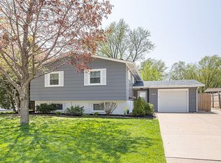 1819 Sussex Ct, Bettendorf, IA 52722