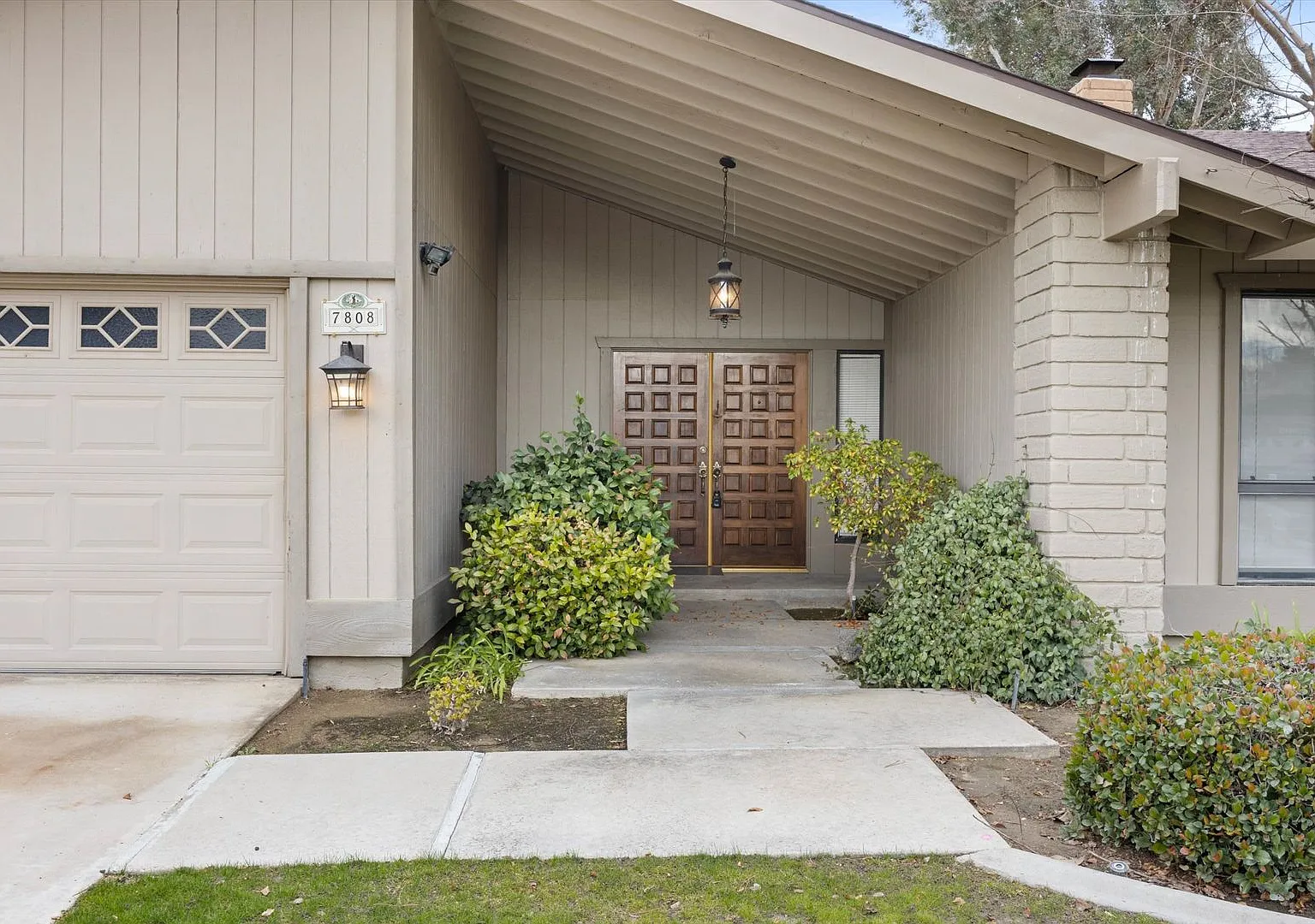 Beautiful Laurelglen Home with Lush Landscaping! — Photo 3