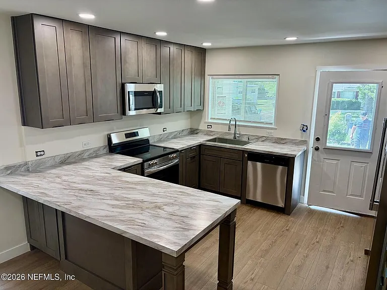 223 Collen Rd N — Photo 5