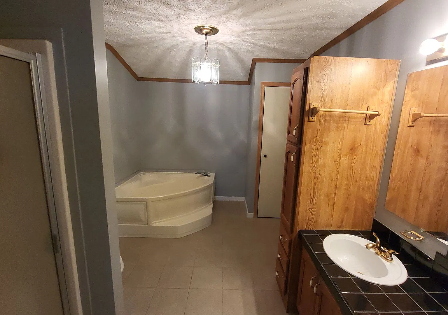 Bright & Spacious 3-BR Retreat on Huge Lot Minutes to Downtown Davison & I-69 — Photo 4