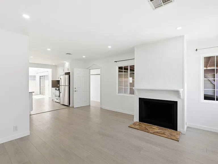 17418 Califa St — Photo 5