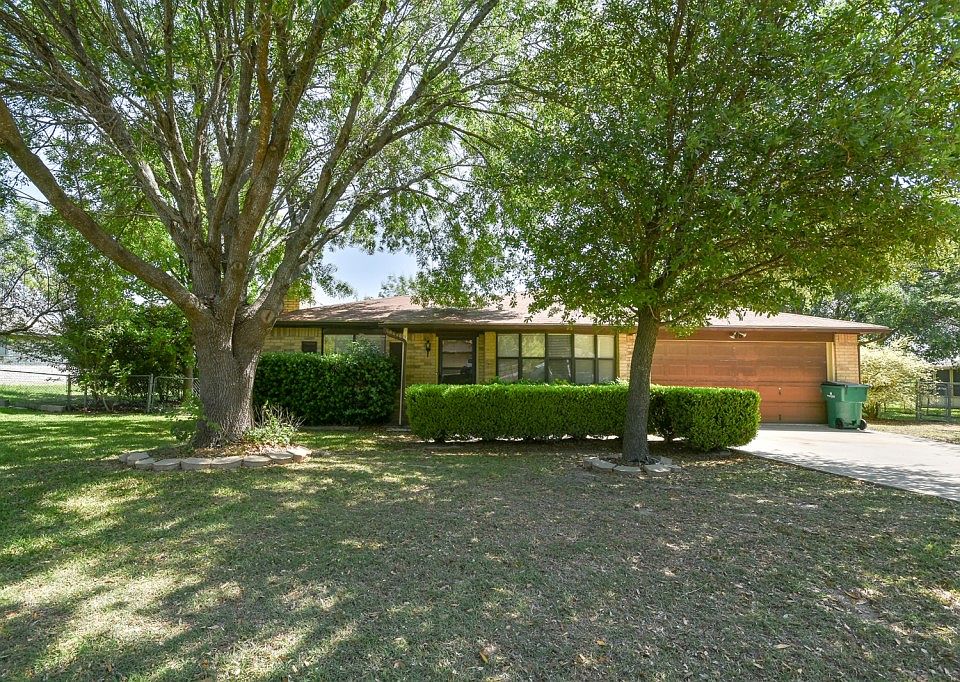 1st image of 208 Cody Ln