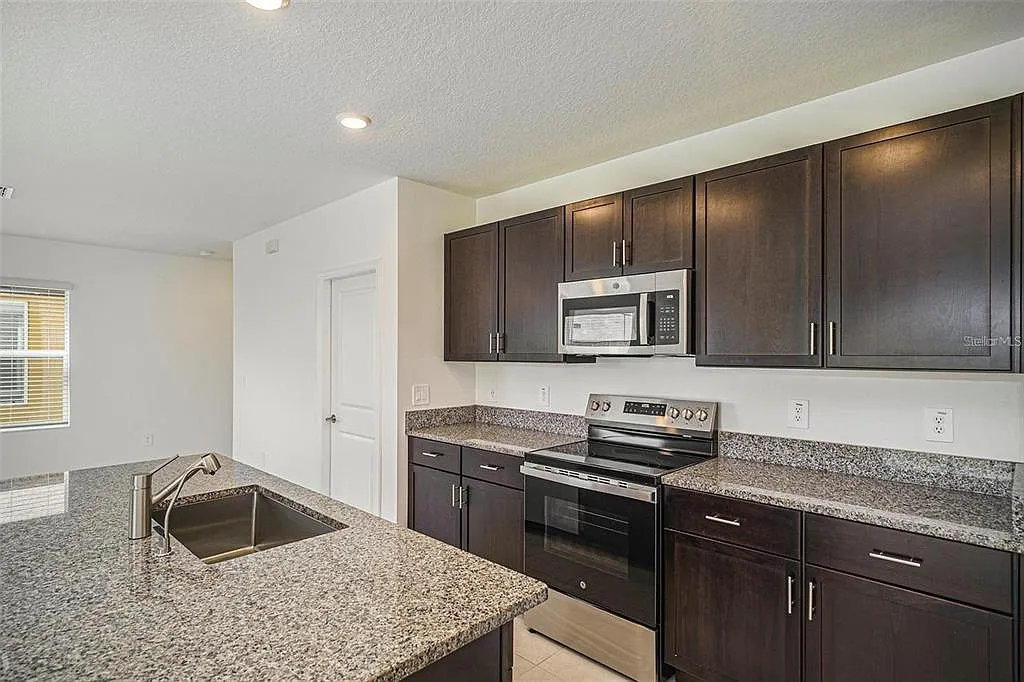 4 bed, 2.5 bath, 1924 sqft, $2,600 — Photo 4