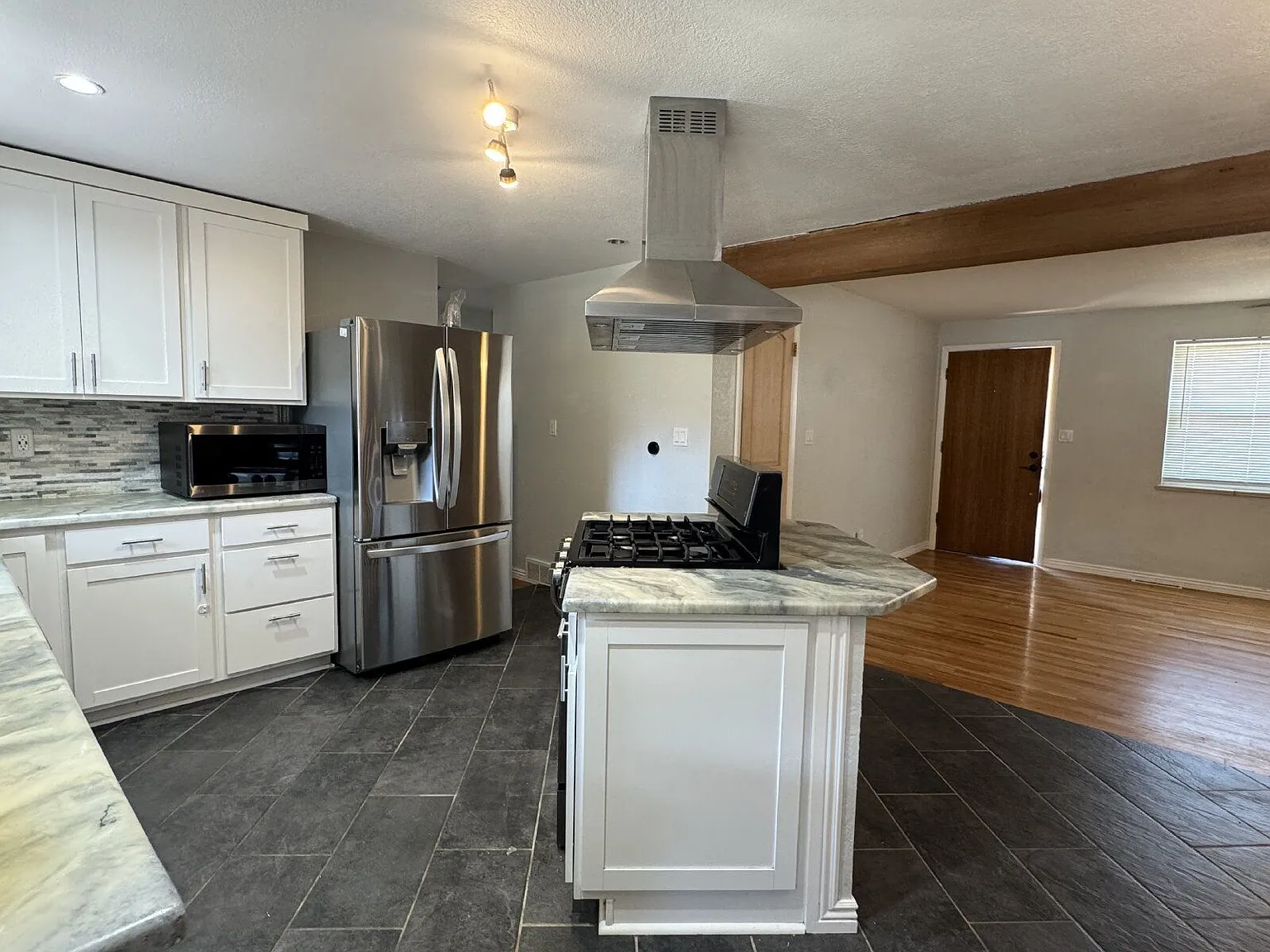 3 bed, 2.0 bath, 2072 sqft, $2,695 — Photo 3
