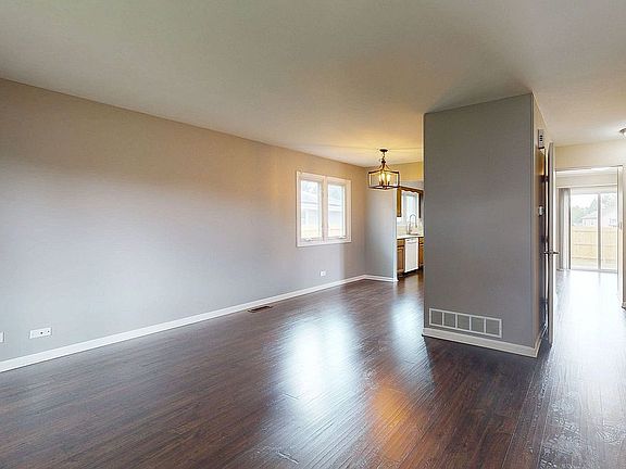 4th image of 932 Manchester Ct
