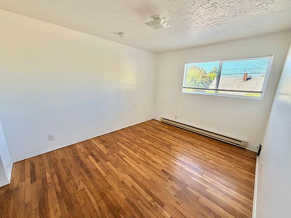3rd image of 2204 SE 50th Ave #4