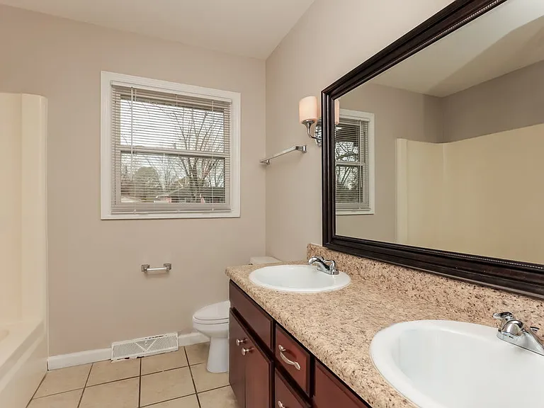 2406 Hillmont Dr — Photo 12