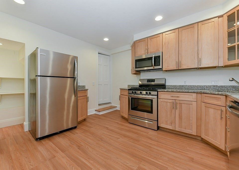 1st image of 458 E 7th St APT 1