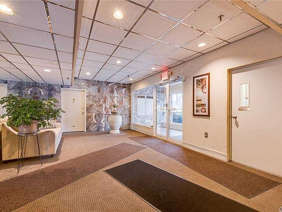 3rd image of 205 Mineola Blvd APT 5H
