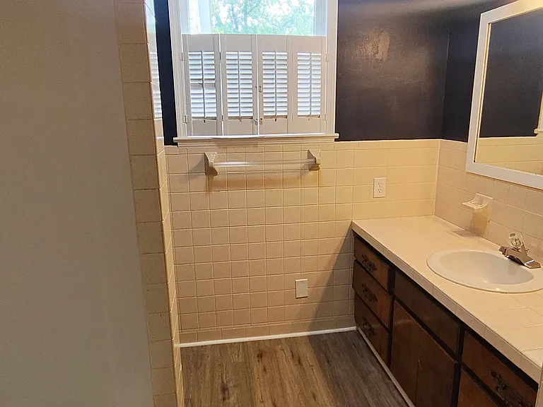 352 Main St — Photo 16
