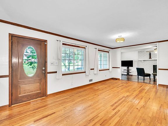 4th image of 235 King Arthur Dr