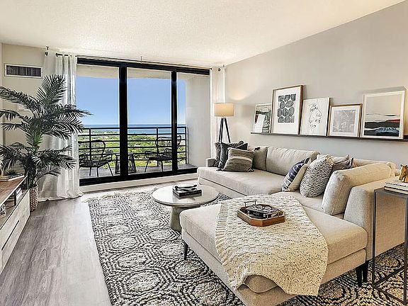 2nd image of 1733 N Clark St #505