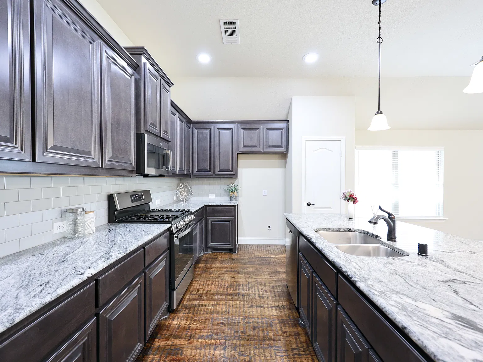 4 bed, 1900 sqft, $2,250 — Photo 4