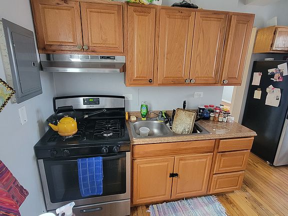 3rd image of 1549 N Maplewood Ave #3F