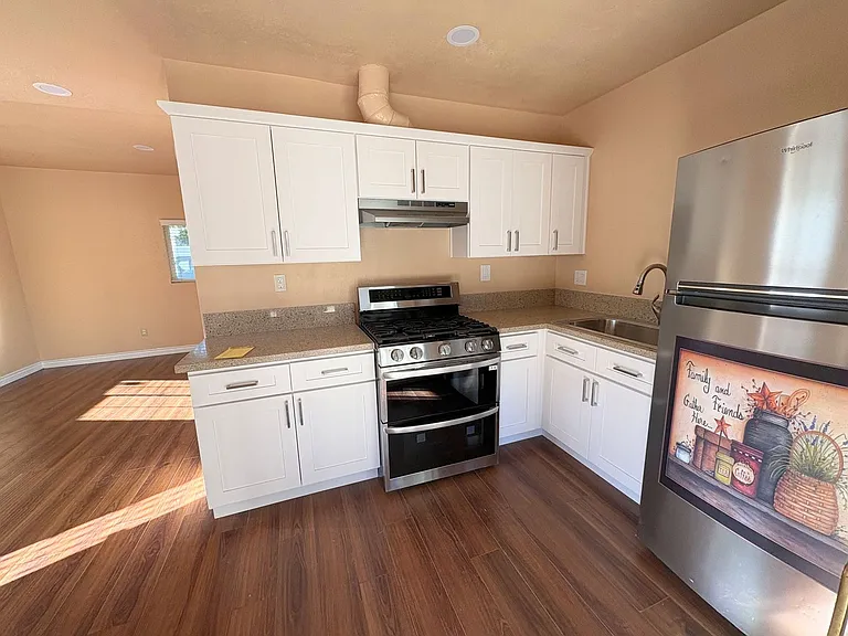 1322 W 11th St #B — Photo 7