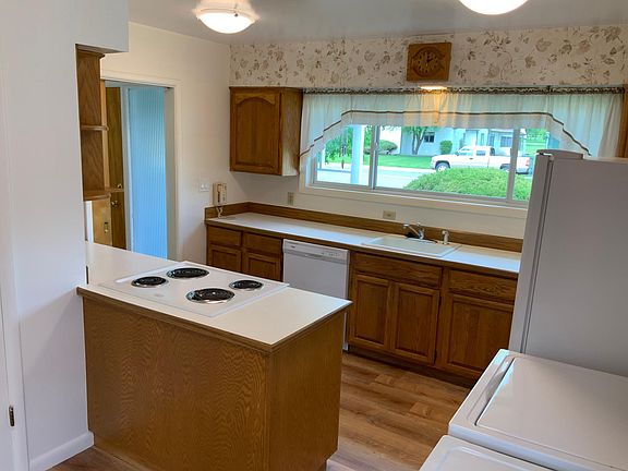 4th image of 830 Delphinium Dr