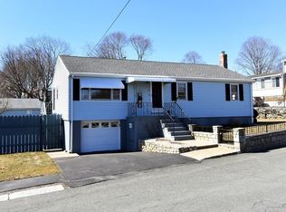 8 Dark Ln, Peabody, MA 01960