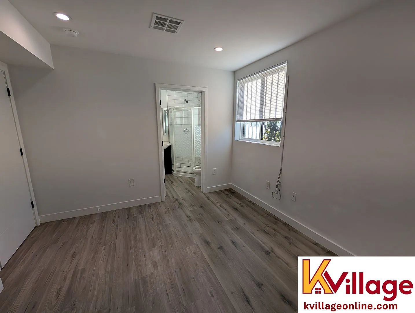 Private Bedroom W Personal Bathroom & Shower, Shared Student-Oriented Space **Pet-Friendly Floor** — Photo 3