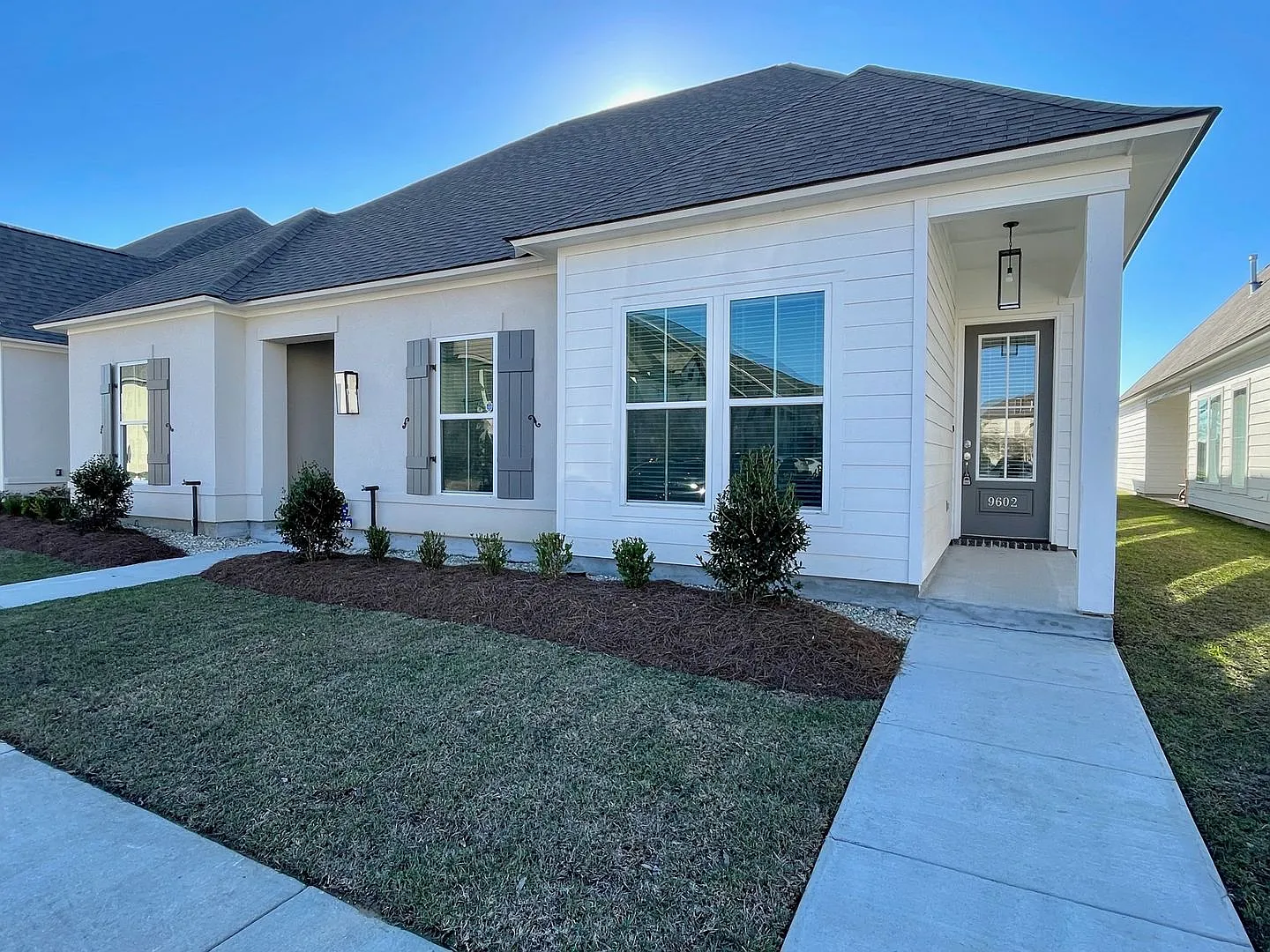 Beautiful 3 bedroom 2 bath end unit with side porch! — Photo 2