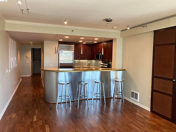 5th image of 403 Main St APT 801N