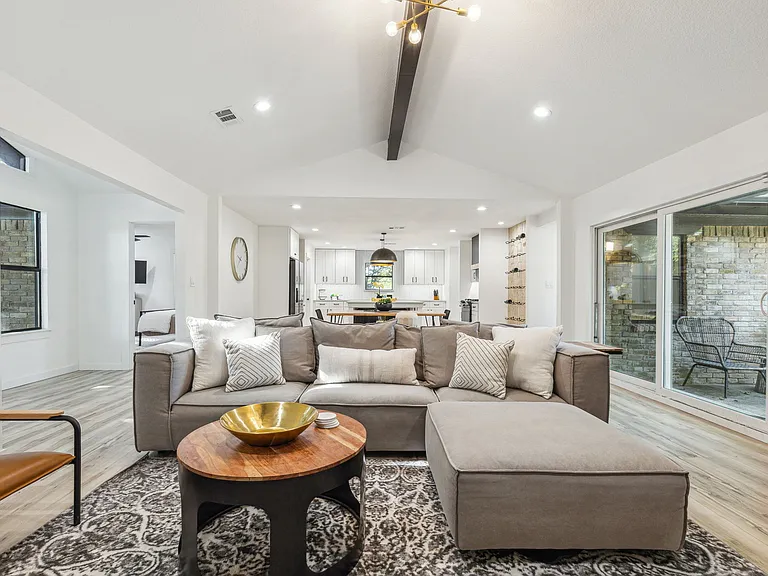 2015 Camelot Dr — Photo 2