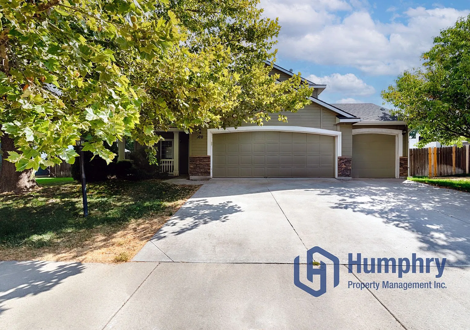 Beautiful home in Castlebrook Subdivision — Photo 1