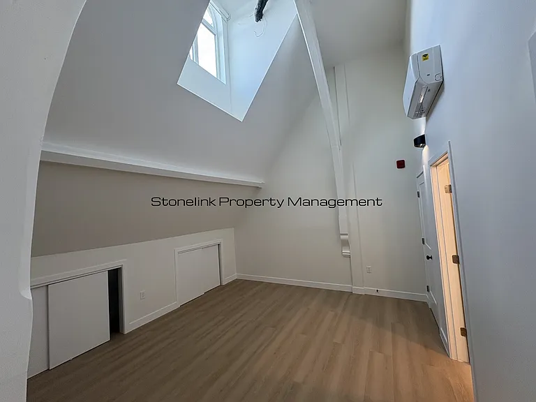 265 Manton Ave — Photo 24