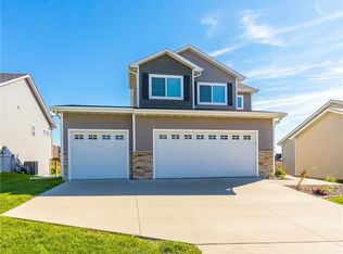 1225 Blue Bonnet Dr, Carlisle, IA 50047