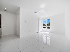 6400 NW 105th Pl, Miami, FL
