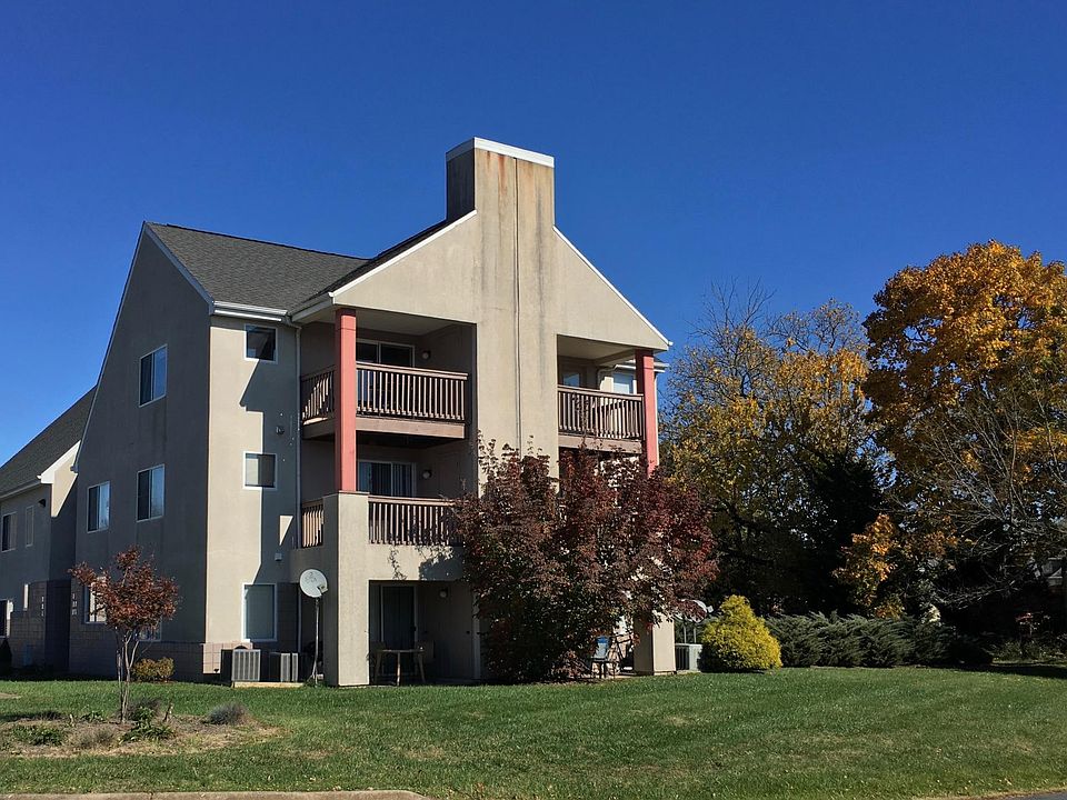 Borden Commons, Unit B4 (2nd floor, left) overlooking green space and Borden Road