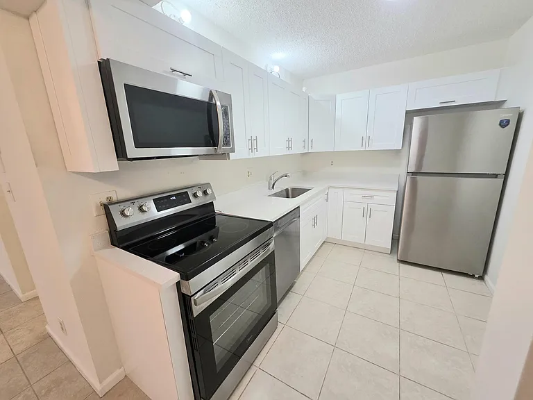 959 SE 2nd Ave #101 — Photo 8