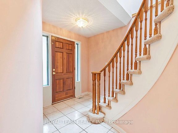 3rd image of 28 Oakmount Cres
