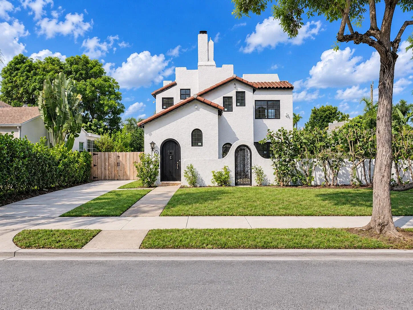 3 bed, 1.5 bath, 1944 sqft, $3,800 — Photo 2