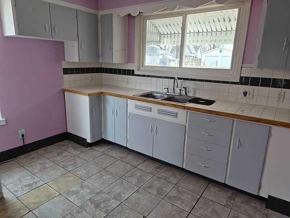 3rd image of 907 W Boston Ave