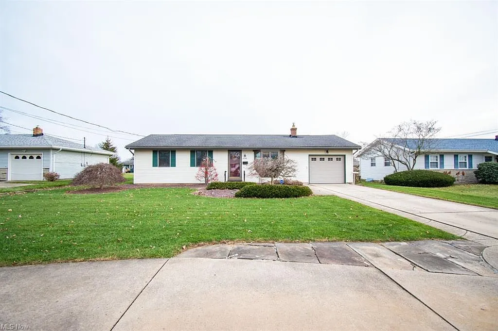 2249 Breezewood Dr photo 1