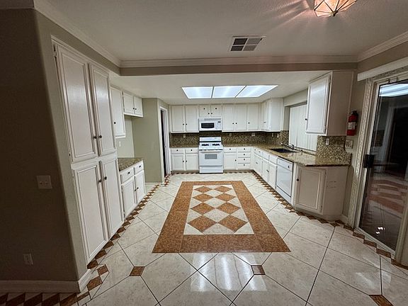5th image of 2947 Everest Way