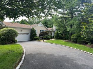 489 Links Dr S, Roslyn, NY 11576