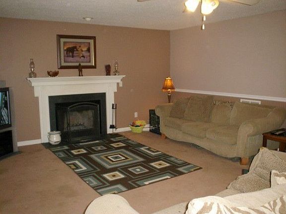 Spacious living room w. cozy fireplace