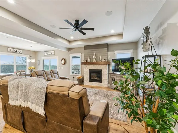 909 Captain Merriman Dr, Freeman, MO 64746