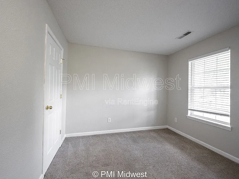 19496 Prairie Crossing Dr — Photo 2