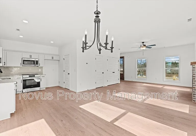 97 Carroll Cir — Photo 8