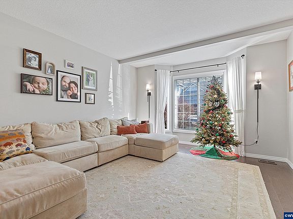 3rd image of 3619 N Knoll Dr