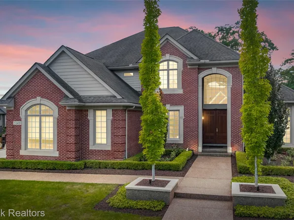 5149 Parkgate Dr, Commerce Township, MI 48382