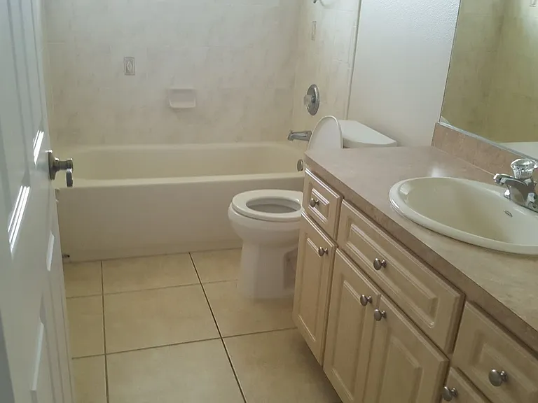 1405 NE 5th Pl — Photo 10