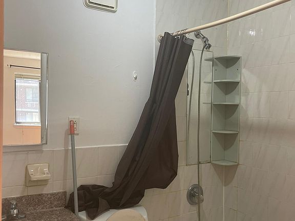 3rd image of 3201 Leavitt St APT 4