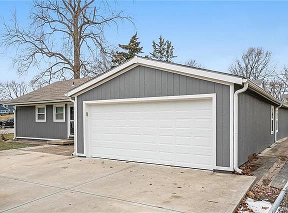 3rd image of 800 N 82nd St