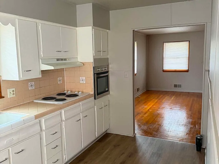 3420 S Oxford Ave — Photo 5
