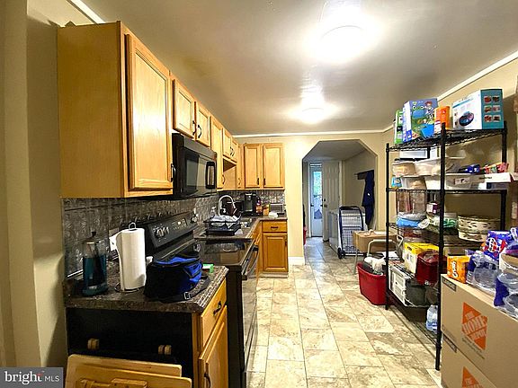 5th image of 415 E 10th St