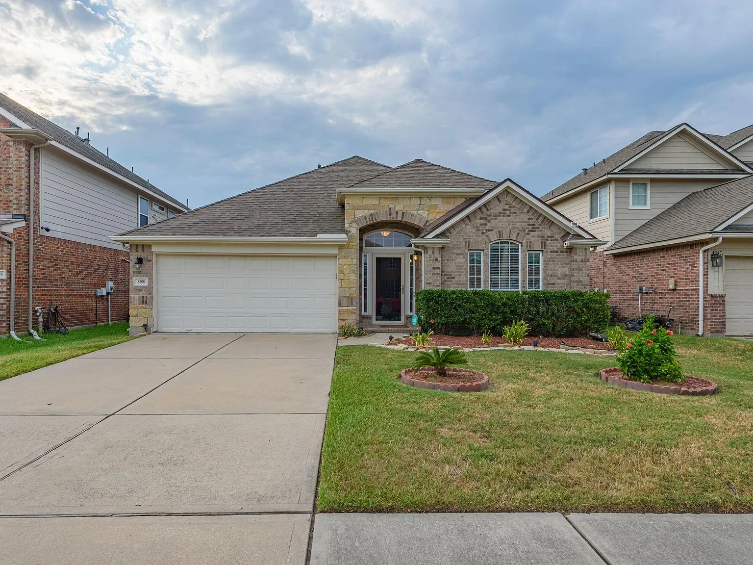 4 bed, 2.0 bath, 2166 sqft, $2,300 — Photo 3
