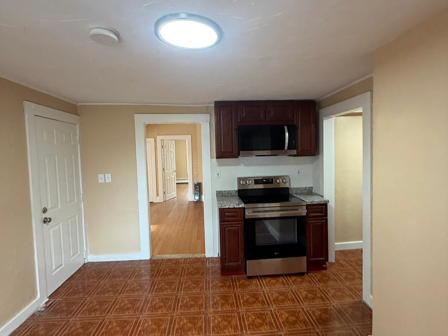 2 bed, 1000 sqft, $2,400 — Photo 3